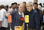 Apples chefdesigner, Jonathan Ive, (tv.) sammen med sin og Apples øverste chef, Tim Cook vil gerne have dig, mig og alle sammen til at købe de nye iPhones, men så stort et kvatenspring tager de heller ikke, mener anmeldere. Marcio Jose Sanchez/AP