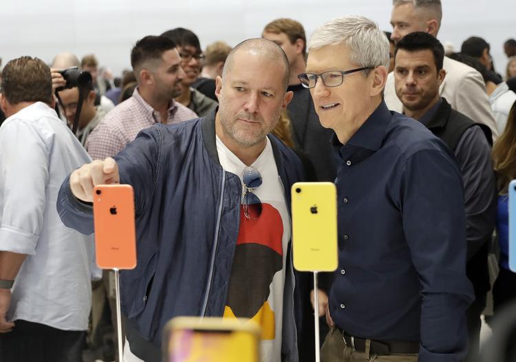 Apples chefdesigner, Jonathan Ive, (tv.) sammen med sin og Apples øverste chef, Tim Cook vil gerne have dig, mig og alle sammen til at købe de nye iPhones, men så stort et kvatenspring tager de heller ikke, mener anmeldere. Marcio Jose Sanchez/AP