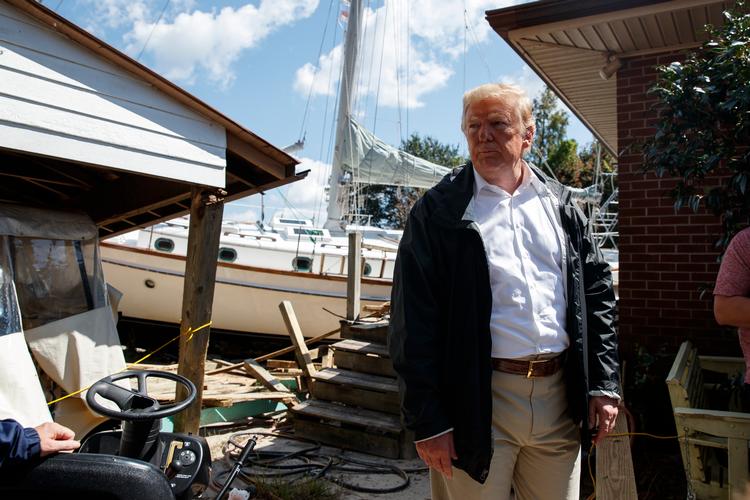 Præsident Trump blev noget overrasket, da han fandt en større lystbåd liggende i en have i North Carolina. Evan Vucci/AP