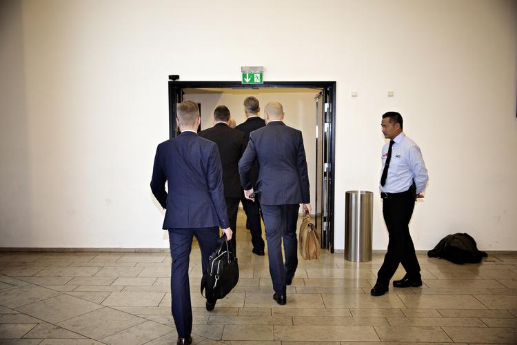 Ledelsen af Danske Bank forlader et historisk pressemøde, hvor 

   Martin Lehmann/POLFOTO