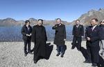 Kim Jong-un besteg torsdag sammen med den sydkoreanske præsident, Moon Jae-in, bjerget Paektu, der har stor betydning for både syd- og nordkoreanerne. Dermed forsøgte Kim Jong-un at sende et budskab om, at han ønsker fred og genforening. /AP