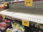 Ukendte gerningsmænd har puttet nåle i jordbær i australske supermarkeder, som har måttet kassere store mængder.  Dan Peled/AP