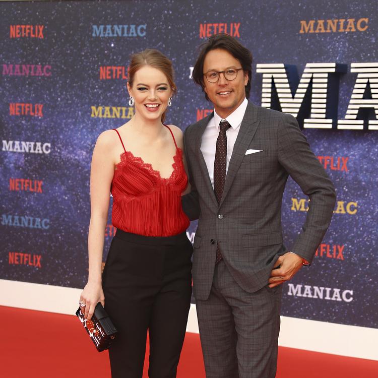 Her ses Cary Fukunaga sammen med skuespilleren Emma Stone til premieren på Netflix-serien 'Maniac'.
   Joel C Ryan/AP