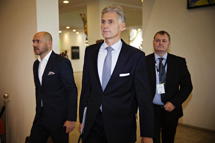 Thomas Borgen, danske banks afgående direktør, på vej til det historiske pressemøde onsdag, hvor den kæmpe store hvidvaskskandale blev blotlagt.  Martin Lehmann/POLFOTO