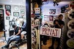Hvad skulle det være? En tatovering, en grøntsagsjuice eller en omgang massage. Servicetilbud tager over, hvor butikker bukker under. Stine Tidsvilde/POLFOTO