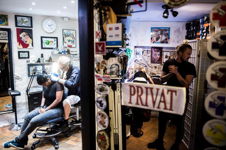 Hvad skulle det være? En tatovering, en grøntsagsjuice eller en omgang massage. Servicetilbud tager over, hvor butikker bukker under. Stine Tidsvilde/POLFOTO