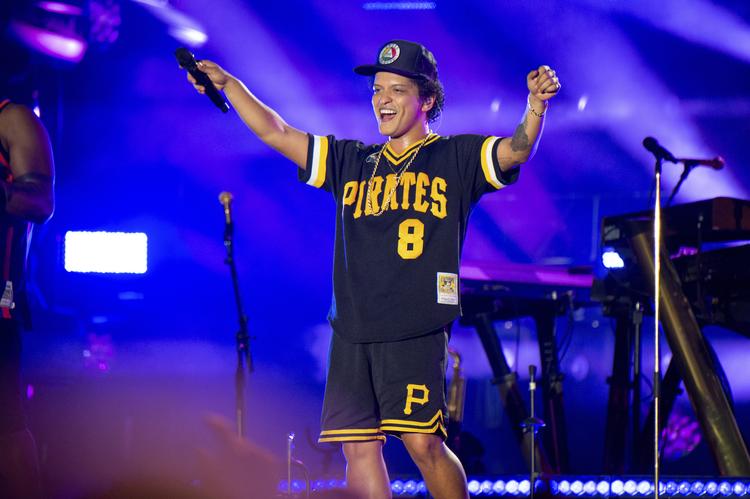 I syv måneder holdt journalisterne fra CBC News og Toronto Star øje med billetsalget til en koncert med Bruno Mars. Her opdagede de flere metoder, som Ticketmaster brugte til at drive billetpriserne i vejret. Amy Harris/AP