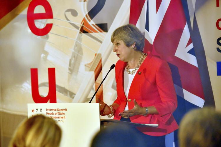 
   Storbritanniens premierminister   Theresa MayTheresa May anerkender på det uformelle topmøde i Salzburg, at der er noget at arbejde med. Det lyder dog til, at hun ikke kan acceptere EU-landenes holdning.
   Kerstin Joensson/AP