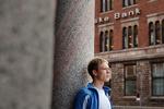 Johan Bech Jespersen er normalt mege bevidst om, hvad han bruger sine penge på, men når det kommer til sin bank, har han tidligere været helt passiv forbruger. Nu har han taget affære og sammen med sine to venner arrangerede han 'Skift Danske Bank-dag', fordi de er utilfredse med bankens etik. Emma Sejersen/POLFOTO