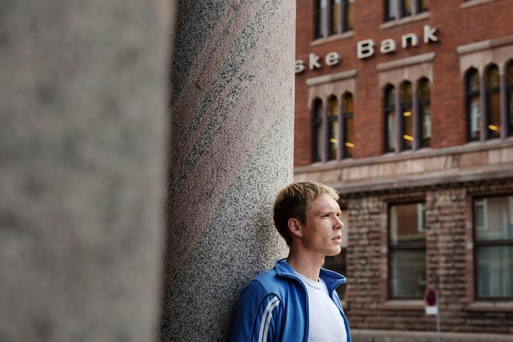 Johan Bech Jespersen er normalt mege bevidst om, hvad han bruger sine penge på, men når det kommer til sin bank, har han tidligere været helt passiv forbruger. Nu har han taget affære og sammen med sine to venner arrangerede han 'Skift Danske Bank-dag', fordi de er utilfredse med bankens etik. Emma Sejersen/POLFOTO