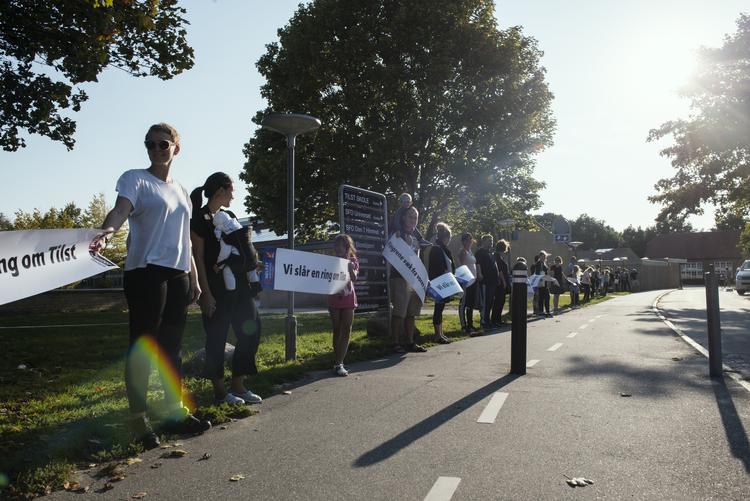 Forældre og børn slog tirsdag ring om Tilst Skolefor at protestere mod besparelser på skoleområdet. Nu vil det vise sig, om det har nyttet.  Morten Lau-nielsen