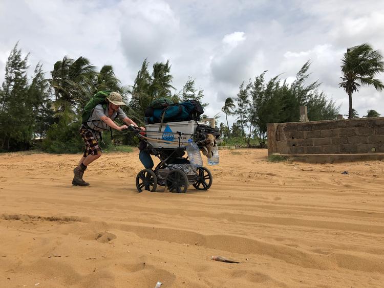 Charlie Uldahl Christensen foretrækker at vandre alene. Han går cirka 30 kilometer om dagen. Charlie Uldahl Christensen