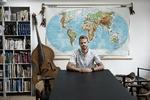 Brinkmann har fået trykt sit budskab 'Fokuser på det negative i dit liv' på en T-shirt, så han kan sprede ulykke gennem andres beklædning. Casper Dalhoff/POLFOTO