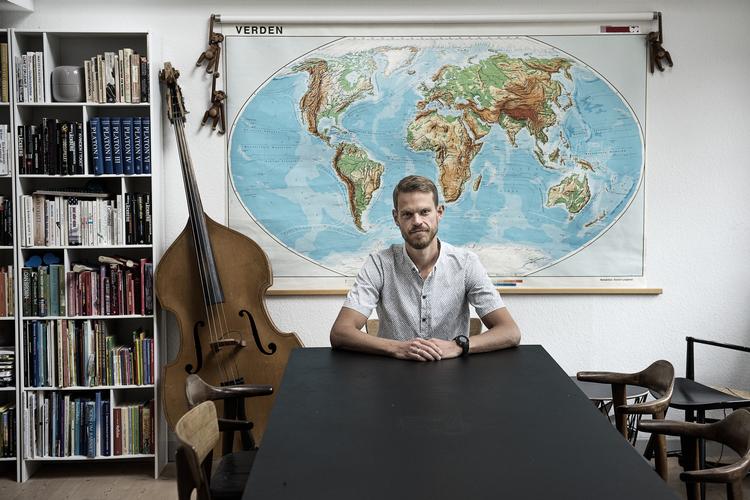 Brinkmann har fået trykt sit budskab 'Fokuser på det negative i dit liv' på en T-shirt, så han kan sprede ulykke gennem andres beklædning. Casper Dalhoff/POLFOTO