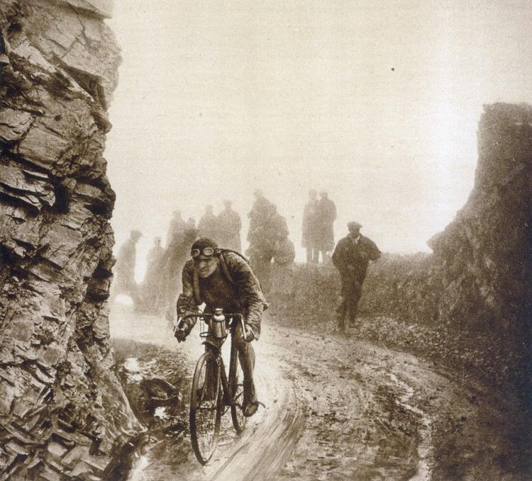 Lucien Buysse på vej over bjerget Col de l'Aubisque. Allerede i 1913 kørte Tour de FRance til Schweiz. Polfoto/L'Equipe
