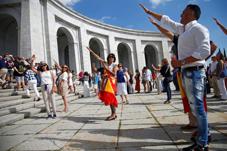 Efter beslutningen om at sløjfe Francos grav har hans tilhængere samlet sig flere gange foran kirken i Valle de los Caidos før messen. Javier Barbancho/ Ritzau Scanpix