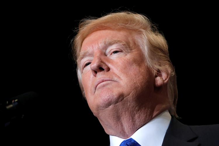 »Jeg tvivler ikke på, at hvis angrebet på dr. Ford var så slemt, som hun siger, så ville der øjeblikkelig være foretaget en anmeldes til de lokale politimyndigheder af enten hende selv eller hendes kære forældre«, skriver Trump på Twitter. Mike Segar/Ritzau Scanpix