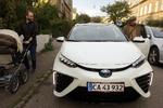 Knud Palsbro kører 'grøn limousine' for DRIVR, en ny appbaseret taxaservice. Men trods miljøvenlighed er morgentrafikken hård at bide skeer med. Per Munch