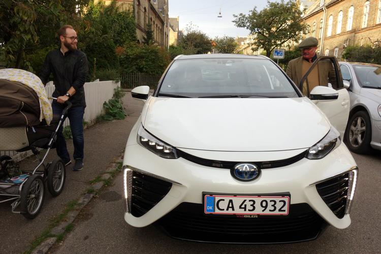 Knud Palsbro kører 'grøn limousine' for DRIVR, en ny appbaseret taxaservice. Men trods miljøvenlighed er morgentrafikken hård at bide skeer med. Per Munch