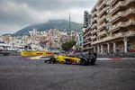 En gul racer tager et hjørne i et Formel 1 byløb i år i Monaco. Jan Sommer