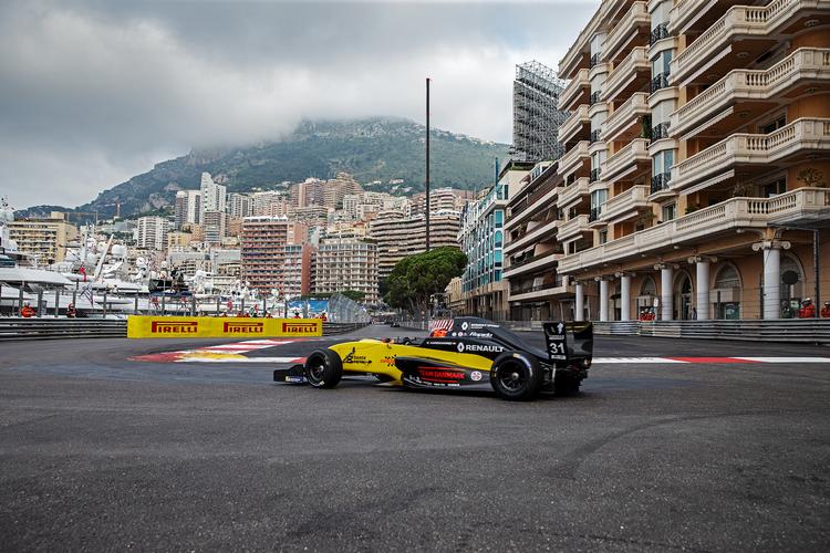 En gul racer tager et hjørne i et Formel 1 byløb i år i Monaco. Jan Sommer