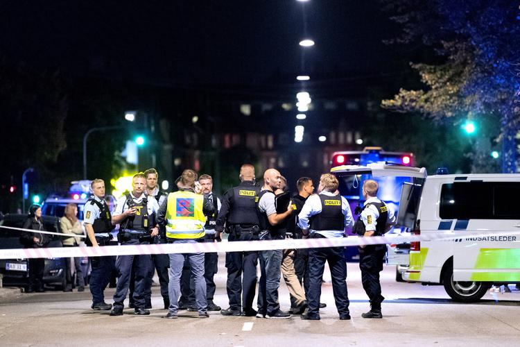 
    Politiet til stede ved Bolsjefabrikken i Ragnhildsgade på Nørrebro i København, hvor der onsdag aften var en skudepisode
   Bax Lindhardt/Ritzau Scanpix