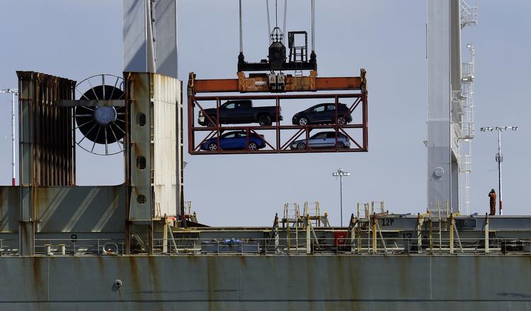 De amerikanske bilfabrikanter er blandt dem, der kan blive ramt af handelskrigen. Ben Margot/AP