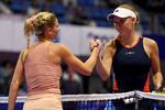 Det var, meget forståeligt, et lidt anstrengt smil, Caroline Wozniacki sendte Camila Giorgi, da danskeren havde tabt i Tokyo tidligere på ugen. Toshifumi Kitamura/Ritzau Scanpix