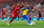 Liverpools Roberto Firmino praktiserede lørdag i den grad den aggressive stil, som manager Jürgen Klopp helst ser hos sine spillere. Phil Noble/Ritzau Scanpix
