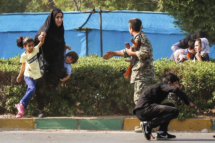 
  Ifølge iransk stats-tv angreb bevæbnede mænd en militærparade i byen Ahvaz i det sydvestlige Iran. Da paraden var en militærparade er ofrene hovedsageligt medlemmer af Irans Revolutionsgarde. 25 blve dræbt og 70 såret. Fatemeh Rahimavian/AP