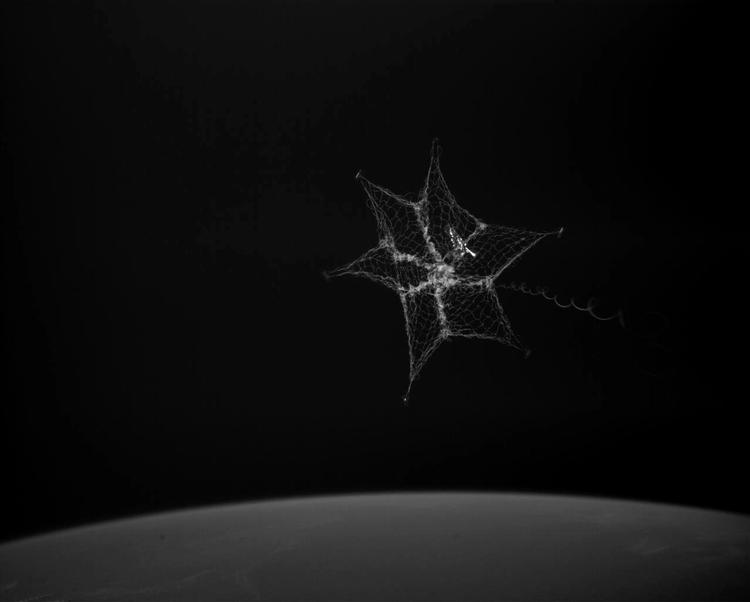 Skraldesatellitten er cirka 100 kilo tung og på størrelse med et køleskab. Den er ud over nettet bevæbnet med en harpun og et sejl. Her et foto fra en video af nettet fra skraldesatellitten.
(University of Surrey via AP)
   /AP