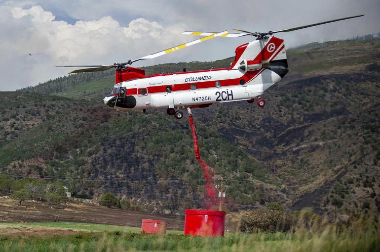 Colorado har været ramt af flere skovbrande i år. Her forsøger en chinook helicopter at slukke en brand i El Jebel i slutningen af juli.  Anna Stonehouse/AP