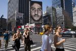 Colin Kaepernicks ansigt er nu placeret på store reklamer i USA's største byer. Her i New York. (AP Photo/Mark Lennihan, File)
   Mark Lennihan/AP