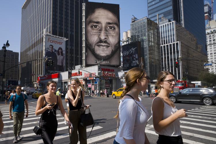 Colin Kaepernicks ansigt er nu placeret på store reklamer i USA's største byer. Her i New York. (AP Photo/Mark Lennihan, File)
   Mark Lennihan/AP