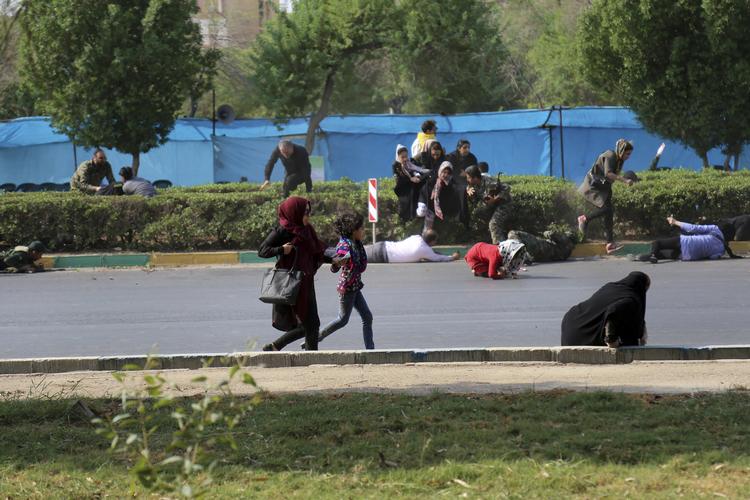 Civile flygter fra et terrorangreb i den iranske by Ahvaz. Seperatistgruppen ASMLA har taget ansvaret for angrebet. Organisationen takker PET for at have afværget weekendens attentatforsøg. Mehdi Pedramkhoo/AP