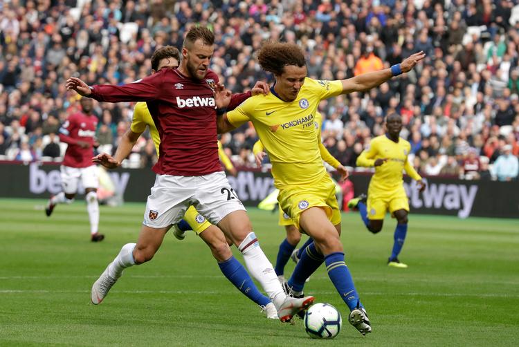 West Hams Andrej Yarmolenko (tv.) og Chelseas David Luiz slås om bolden foran Chelsea-målet i første halvleg. Matt Dunham/AP