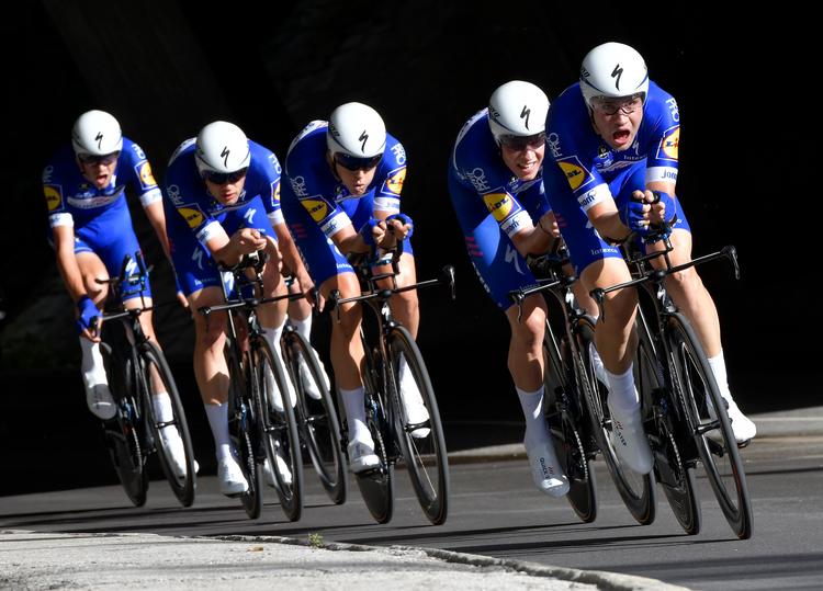Med Kasper Aasgreen blandt de fem, der holdt sammen til vejs ende - belgieren Laurens de Plus måtte slippe - sikrer Quick-Step Floors sig verdensmesterskabet i holdkørtsel. Herbert Neubauer/Ritzau Scanpix