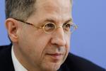  Hans-Georg Maassen  kom i centrum, da han rejste tvivl om, at højreorienterede og neonazister skulle have angrebet indvandrere i byen Chemnitz i slutningen af august. Markus Schreiber/AP