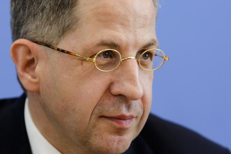  Hans-Georg Maassen  kom i centrum, da han rejste tvivl om, at højreorienterede og neonazister skulle have angrebet indvandrere i byen Chemnitz i slutningen af august. Markus Schreiber/AP