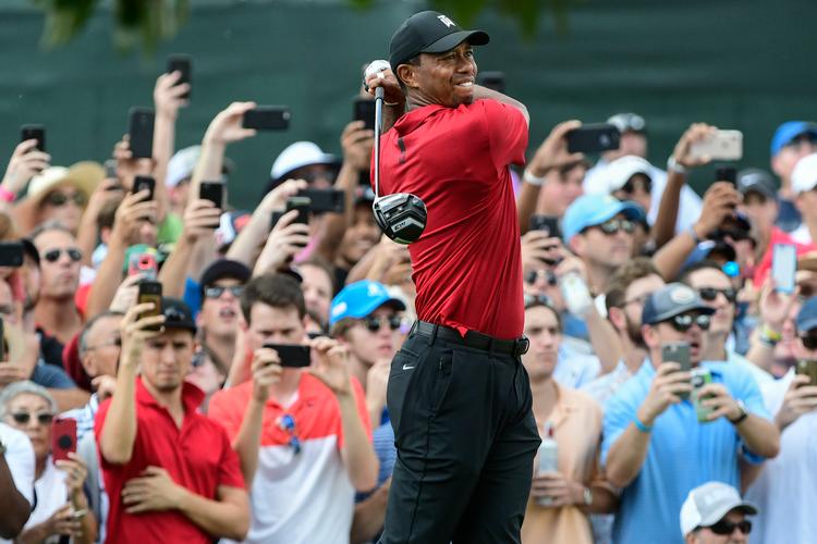 Tilskuerinteressen var massiv og mobiloptagelserne mange, da Tiger Woods vandt Tour Championship. John Amis/AP