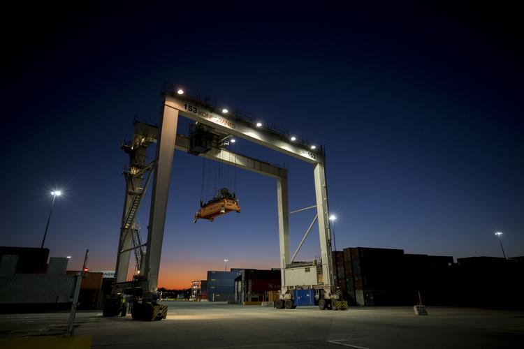 En shippinghavn i  Savannah  Savannah, Georgia. Både USA og Kina har mandag morgen indført nye toldsatser på hinandens varer. Og de er nu trådt i kraft. Stephen B. Morton/AP