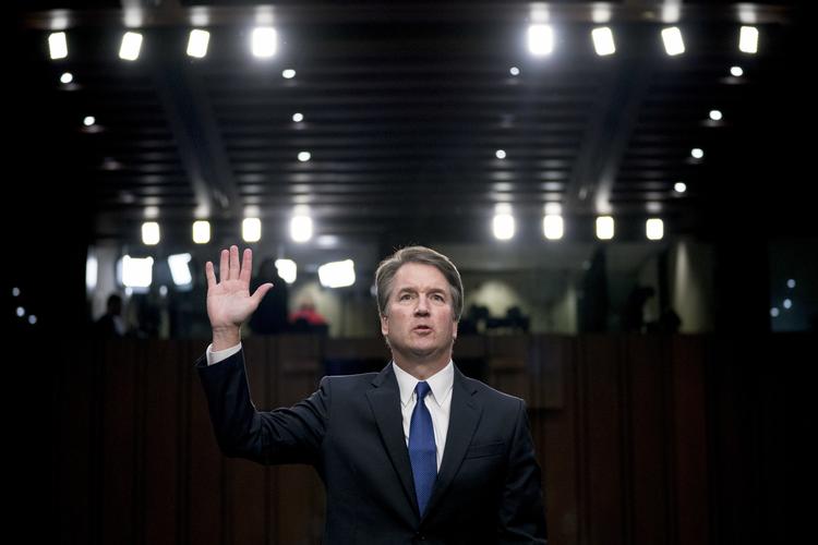 Brett Kavanaugh beskyldes for seksuelle krænkelser af to medstuderende fra gymnasiet og universitetet. Det har udfordret hans ellers sikre vej til at blive USA's næste højesteretsdommer. Andrew Harnik/AP
