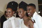 Hovedrolleindehaverne i 'Rafiki', Sheila Munyiva og Samantha Mugatsia, flankerer her instruktøren Wanuri Kahiu til filmens premiere i Cannes i maj. Filmen kan nu endelig få premiere i Kenya. Foto: Joel C Ryan/AP
   Joel C Ryan/AP