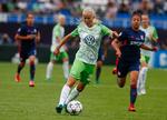 Den danske landsholdsspiller Pernille Harder  kan måske komme i spil til den nye pris. Hun blev tidligere i år i hvert fald kåret som den bedste spiller af Uefa det seneste år. Efrem Lukatsky/AP