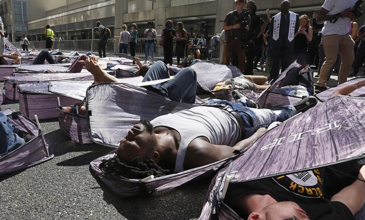 Medlemmer af bevægelsen Black Lives Matter demonstrerer ved en politikonference i Sacramento, Californien. Udtrykket 'woke' blev især udbredt med Black Lives Matter-bevægelsen i forbindelse med politiets nedskydning af Michael Brown i Ferguson, Missouri.  Rich Pedroncelli/AP