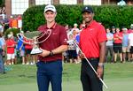 Som vinder af FedEx Cuppen var der et stort trofæ og en gigantisk check til Justin Rose ()tv.), men Tiger Woods' første sejr i fem år løb med opmærksomheden. John Amis/AP