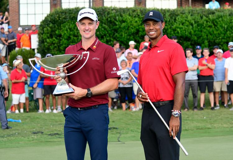 Som vinder af FedEx Cuppen var der et stort trofæ og en gigantisk check til Justin Rose ()tv.), men Tiger Woods' første sejr i fem år løb med opmærksomheden. John Amis/AP