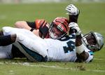 Cincinnatis Andy Daltons kast blev snuppet af  Efe Obada (94). Mike Mccarn/AP