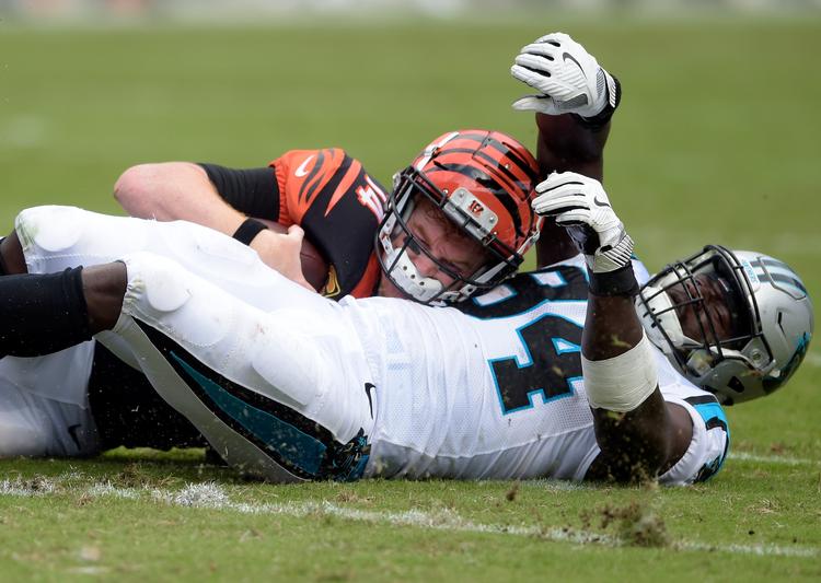 Cincinnatis Andy Daltons kast blev snuppet af  Efe Obada (94). Mike Mccarn/AP