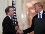 Anklagerne mod Brett Kavanaugh (tv) er politisk motiveret, mener Donald Trump. Alex Brandon/AP